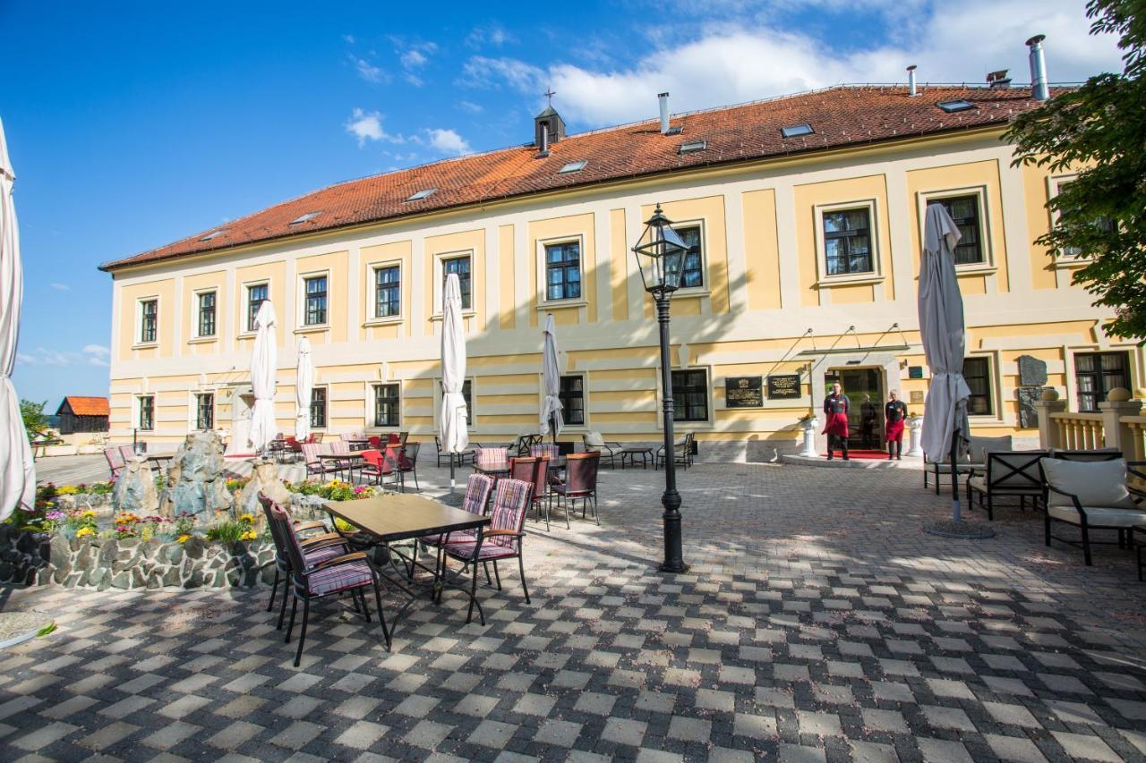 Hotel & Restoran Dvorac Gjalski 제보크 외부 사진