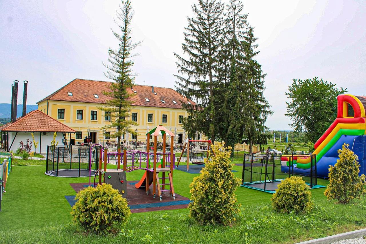 Hotel & Restoran Dvorac Gjalski 제보크 외부 사진
