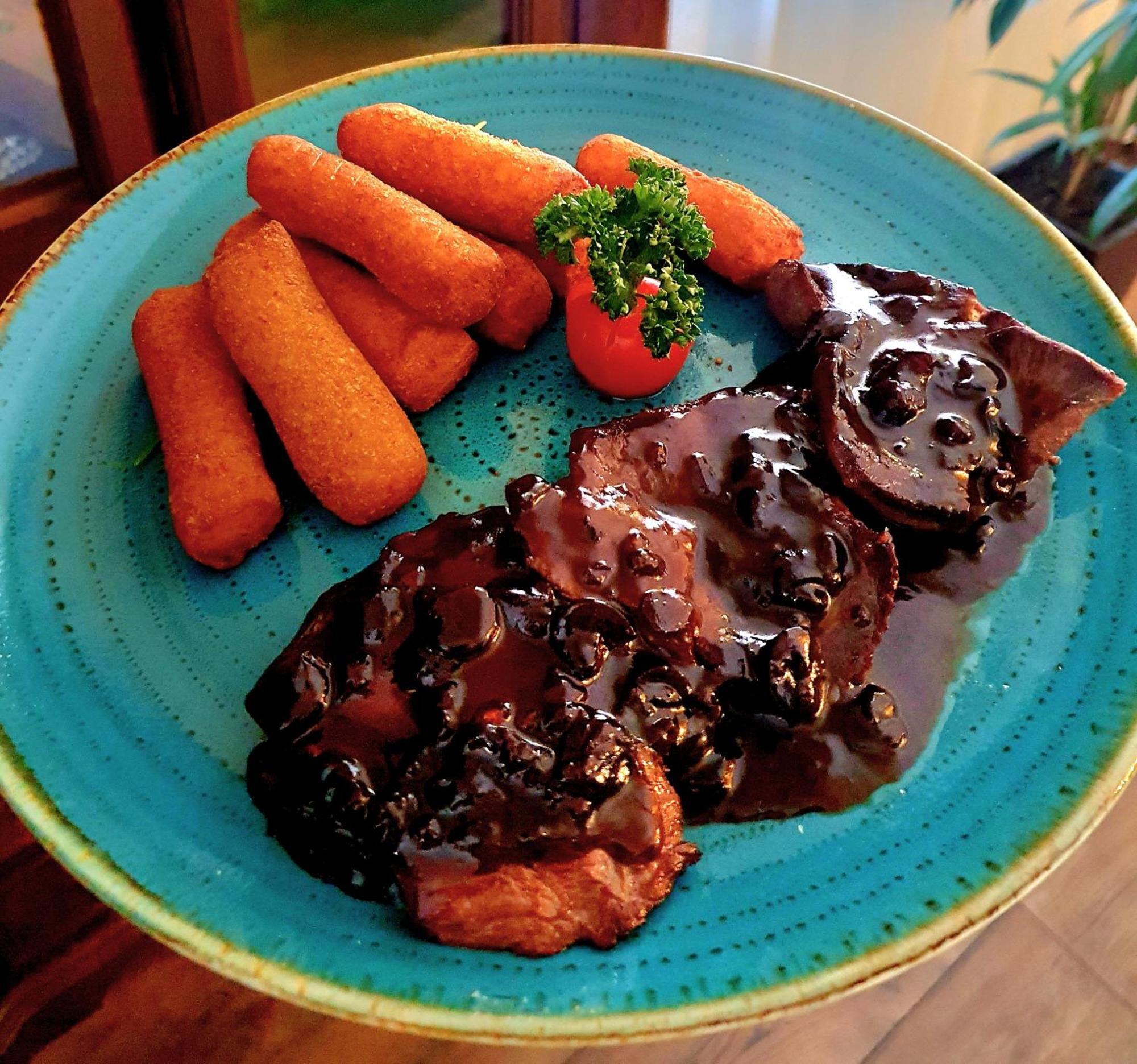 Hotel & Restoran Dvorac Gjalski 제보크 외부 사진